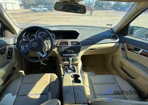 2013 Mercedes-Benz C 250 z USA, uszkodzony, nr VIN WDDGF4HB6DR256533